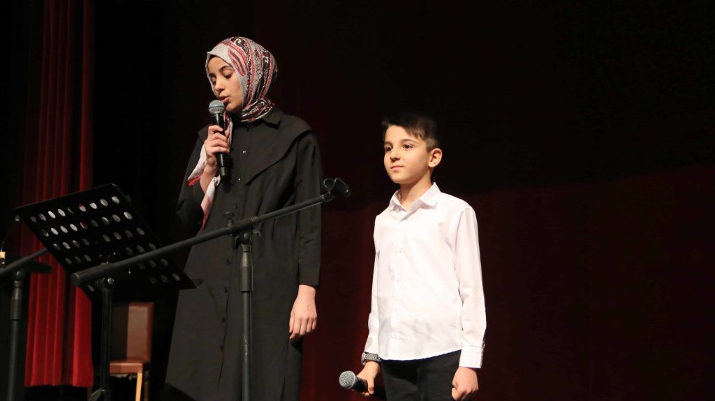 Sivas'ta Yavuz Bülent Bakiler Anısına Görkemli Şiir ve Müzik Gecesi AW606408 03 | Gündem Sivas™ Haber