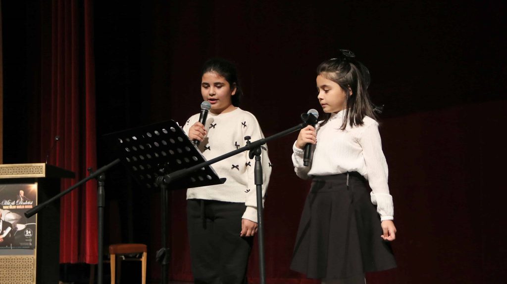 Sivas'ta Yavuz Bülent Bakiler Anısına Görkemli Şiir ve Müzik Gecesi Sivas’ta Yavuz Bülent Bakiler Anısına Görkemli Şiir ve Müzik Gecesi