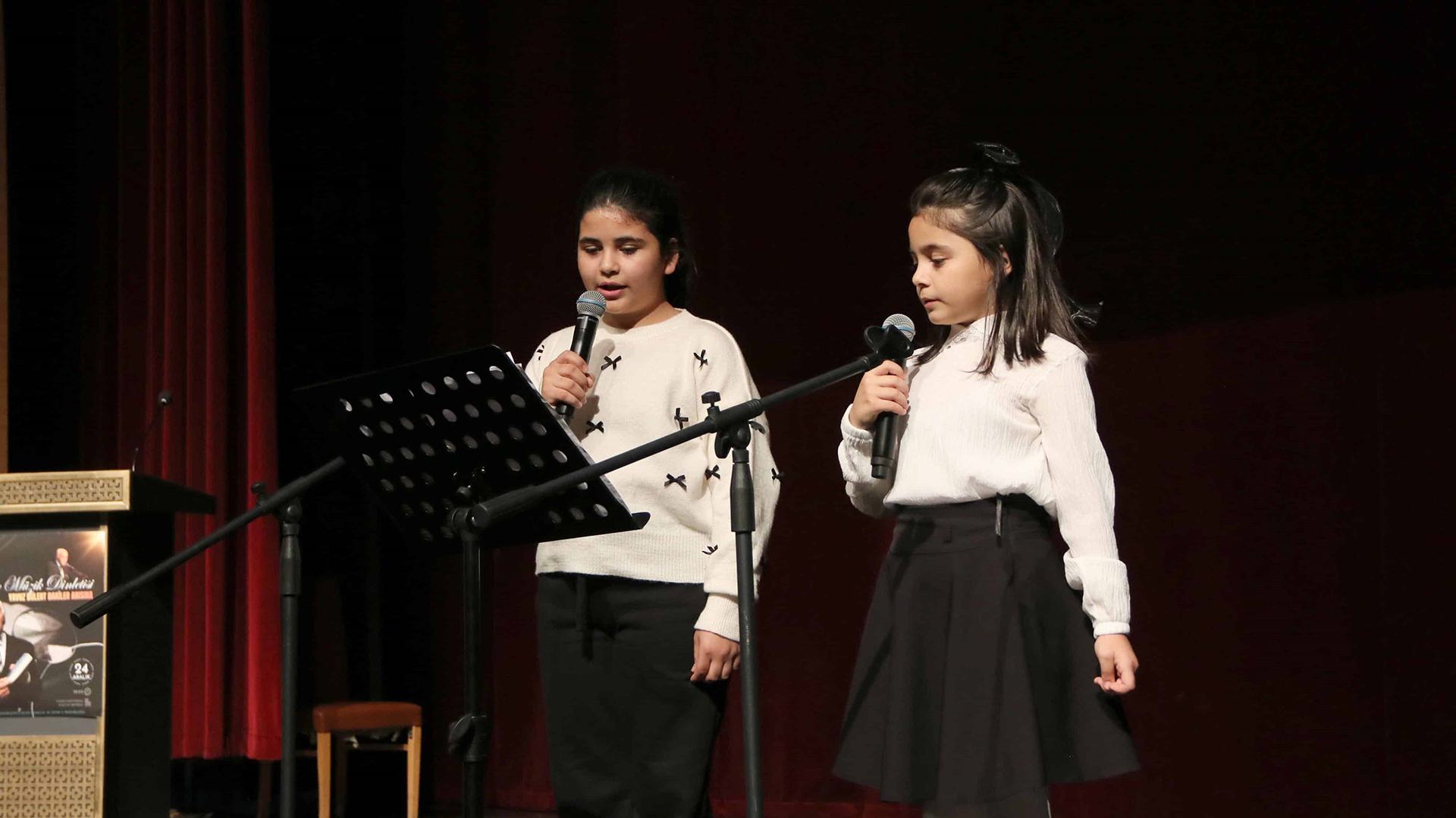 Sivas'ta Yavuz Bülent Bakiler Anısına Görkemli Şiir ve Müzik Gecesi