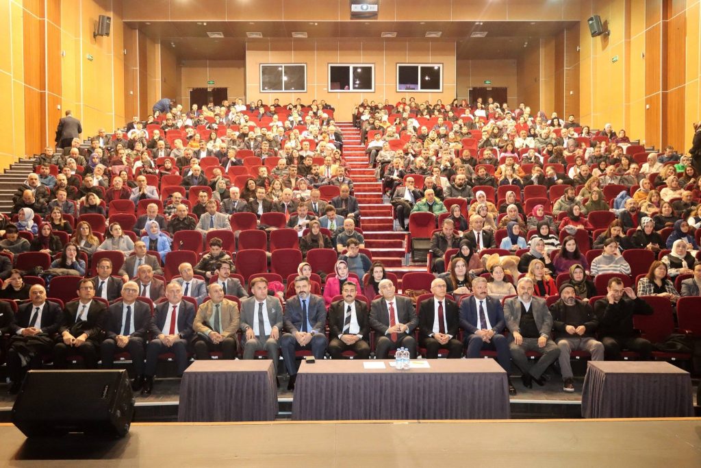 Sivas’ta "Güçlü Aile, Güçlü Toplum" Söyleşisi: Dr. Mehmet Baki Öztürk Eğitimcilerle Buluştu AW606409 01 | Gündem Sivas™ Haber