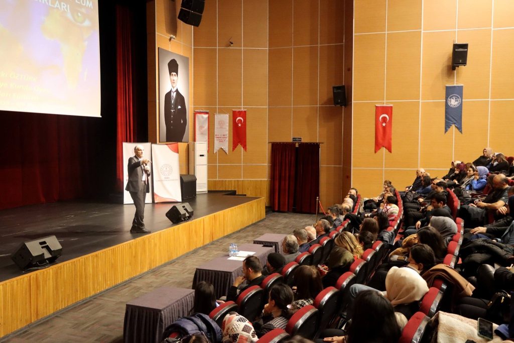 Sivas’ta "Güçlü Aile, Güçlü Toplum" Söyleşisi: Dr. Mehmet Baki Öztürk Eğitimcilerle Buluştu AW606409 02 | Gündem Sivas™ Haber