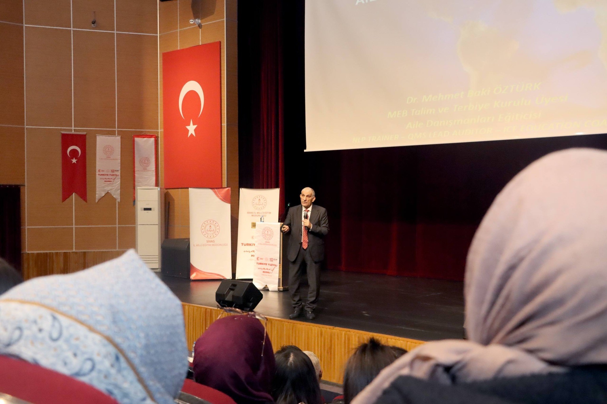 Sivas’ta "Güçlü Aile, Güçlü Toplum" Söyleşisi: Dr. Mehmet Baki Öztürk Eğitimcilerle Buluştu