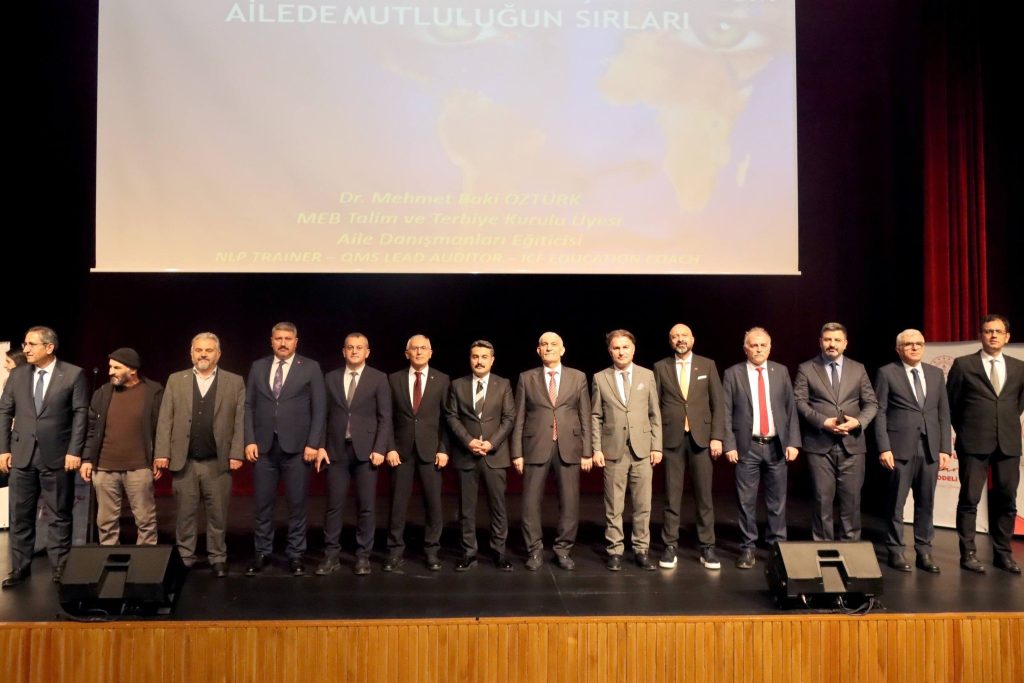 Sivas’ta "Güçlü Aile, Güçlü Toplum" Söyleşisi: Dr. Mehmet Baki Öztürk Eğitimcilerle Buluştu AW606409 04 | Gündem Sivas™ Haber