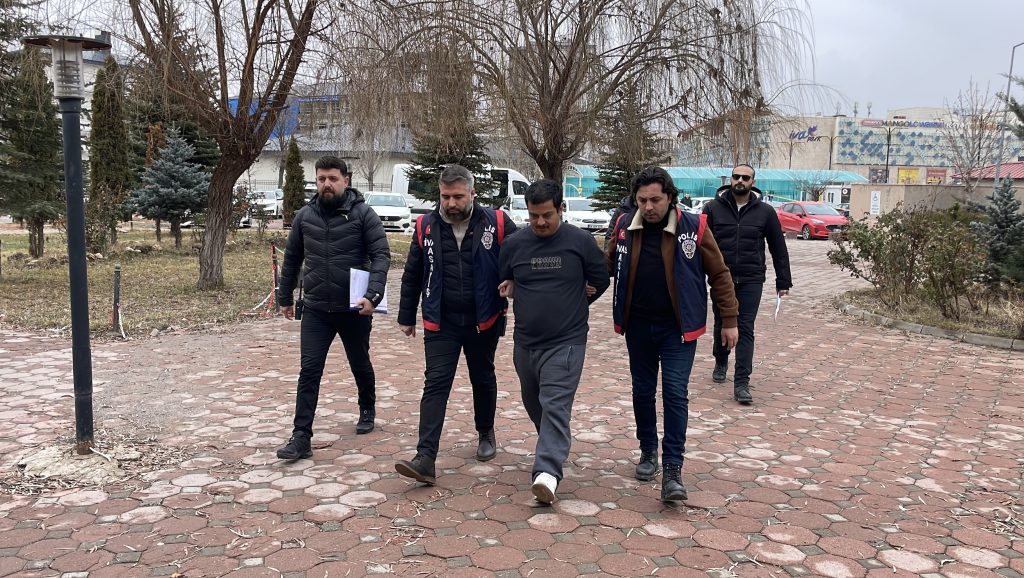 Sivas’ta Kardeş Dehşeti: Ağabeyini Kalbinden Bıçaklayan Zanlı Adliyeye Sevk Edildi Sivas’ta Kardeş Dehşeti: Ağabeyini Kalbinden Bıçaklayan Zanlı Adliyeye Sevk Edildi