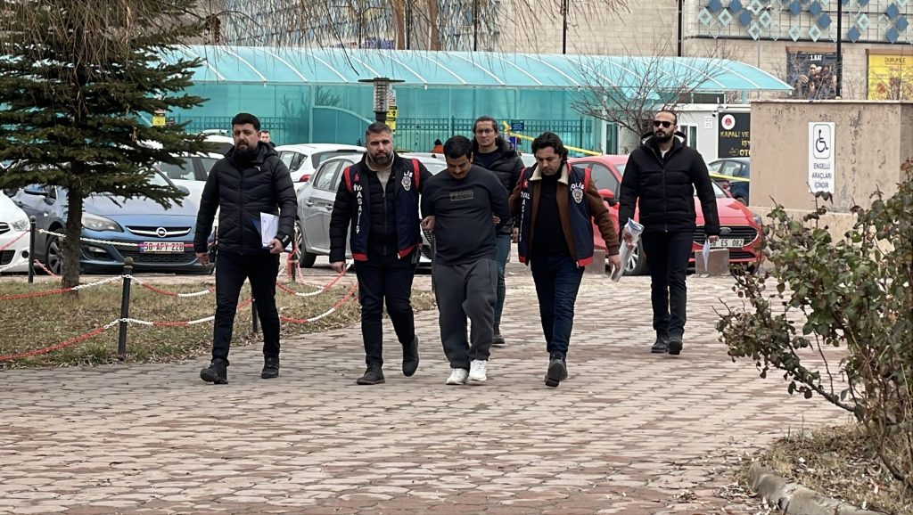 Sivas’ta Kardeş Dehşeti: Ağabeyini Kalbinden Bıçaklayan Zanlı Adliyeye Sevk Edildi AW606963 03 1 | Gündem Sivas™ Haber