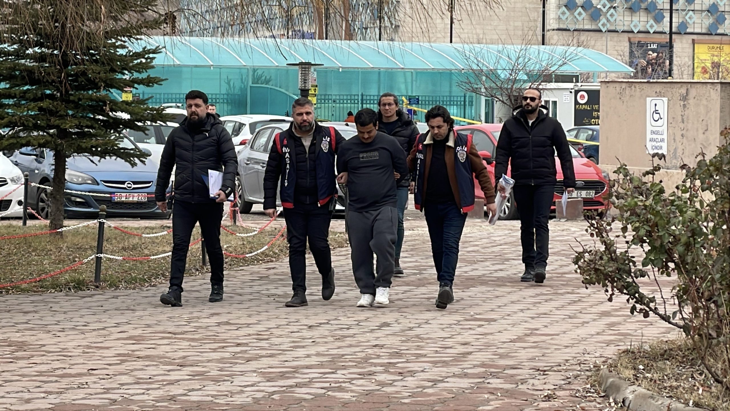 Sivas'ta Kardeş Dehşeti: Ağabeyini Göğsünden Bıçaklayarak Öldüren Zanlı Tutuklandı