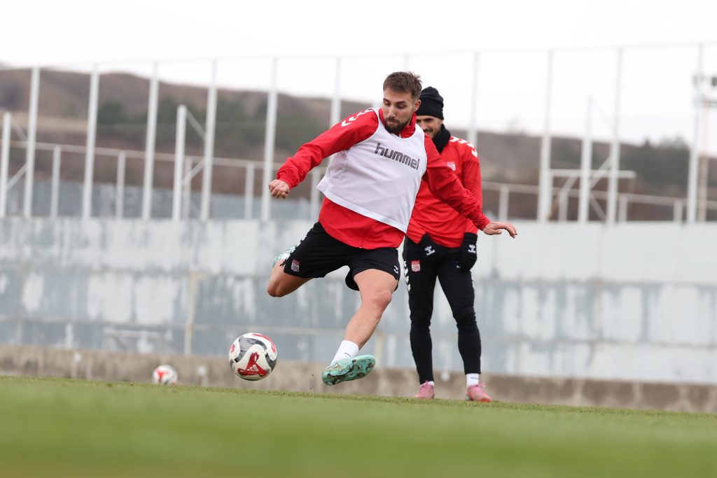 Özbelsan Sivasspor’da Bandırmaspor Maçı Hazırlıkları Tamamlandı: Yiğidolar Kampa Girdi AW607107 05 | Gündem Sivas™ Haber