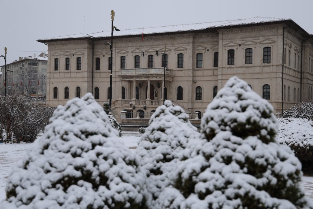 Sivas Beyaza Büründü: Tarihi Kent Meydanı'nda Görsel Şölen! Sivas Beyaza Büründü: Tarihi Kent Meydanı’nda Görsel Şölen!