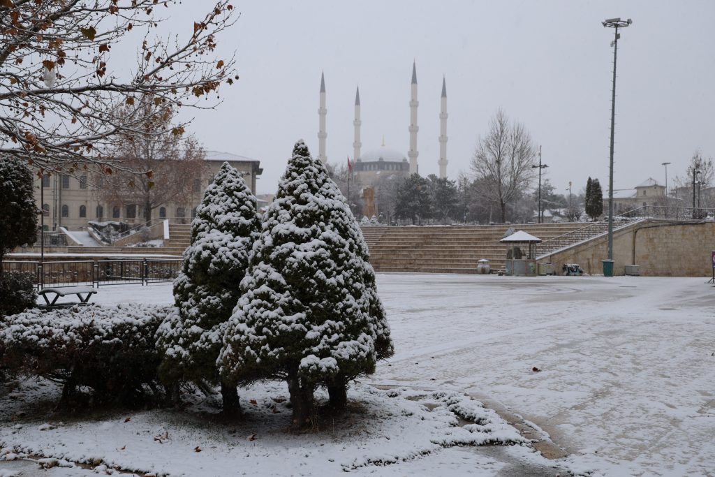 Sivas Beyaza Büründü: Tarihi Kent Meydanı'nda Görsel Şölen! AW607309 05 | Gündem Sivas™ Haber