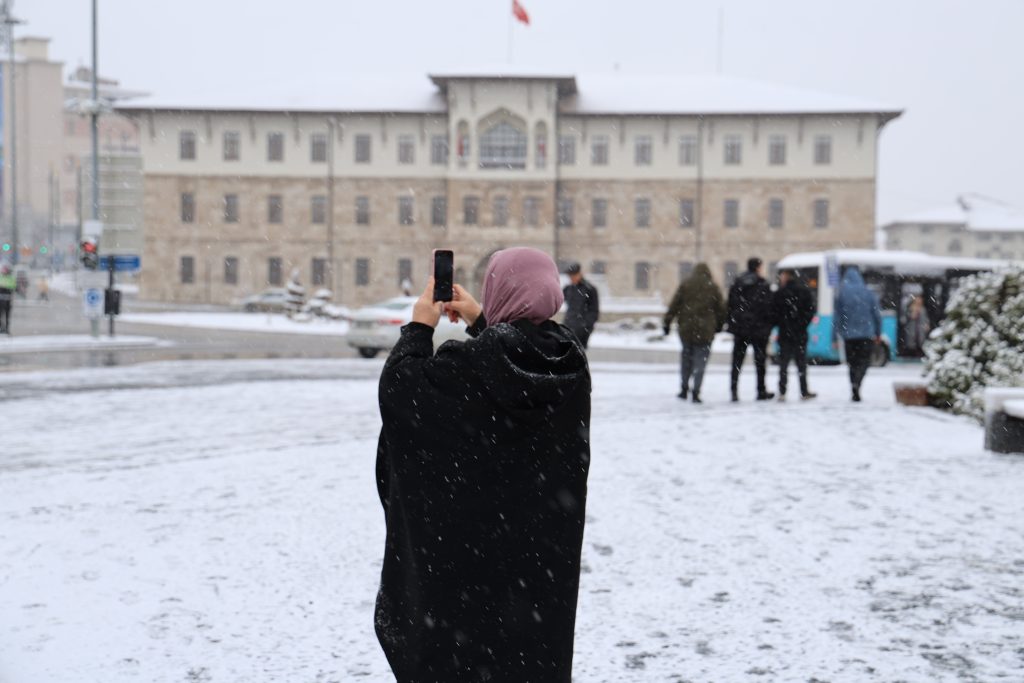 Sivas Beyaza Büründü: Tarihi Kent Meydanı'nda Görsel Şölen! AW607309 07 | Gündem Sivas™ Haber