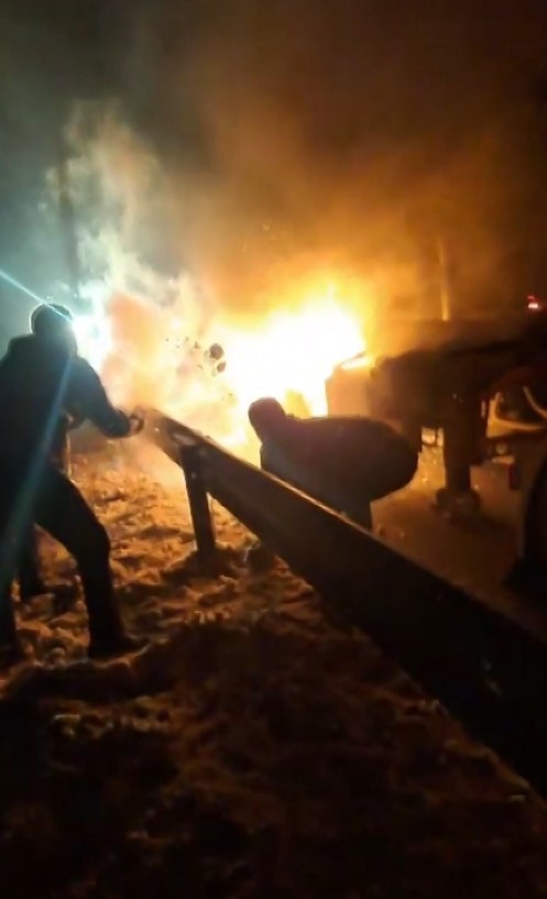 Sivas’ta Korkutan Tır Yangını: Vatandaşlar Kar Atarak Müdahale Etti! Sivas’ta Korkutan Tır Yangını: Vatandaşlar Kar Atarak Müdahale Etti!