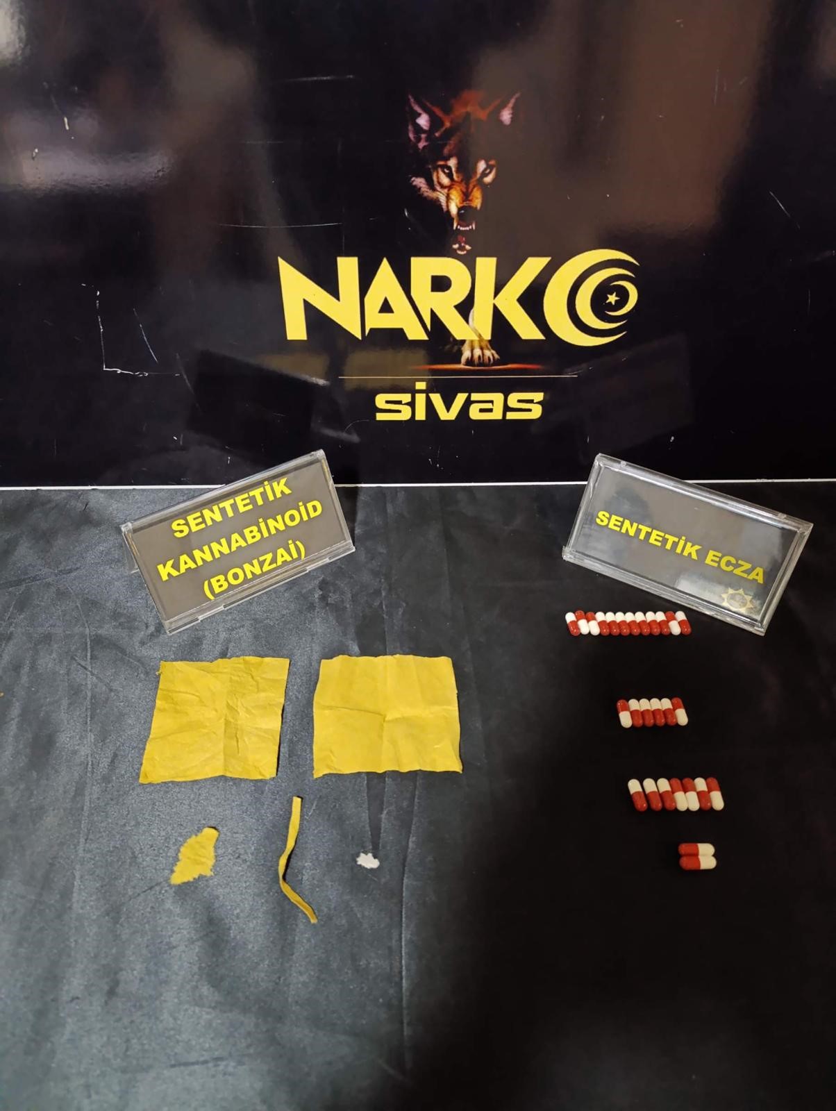 Sivas’ta Narkotik Operasyonu: 812 Kullanımlık Sentetik Madde Ele Geçirildi, 3 Şüpheli Tutuklandı
