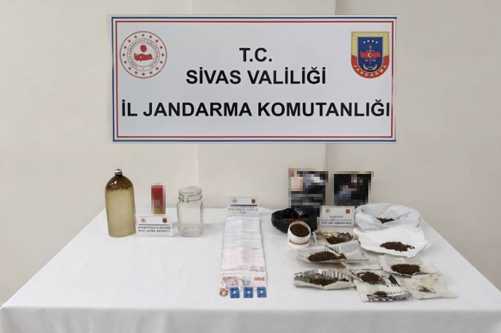 Sivas’ta Fırın ve Kuaföre Uyuşturucu Operasyonu: Kilolarca Madde, Silah ve Para Ele Geçirildi Sivas’ta Fırın ve Kuaföre Uyuşturucu Operasyonu: Kilolarca Madde, Silah ve Para Ele Geçirildi