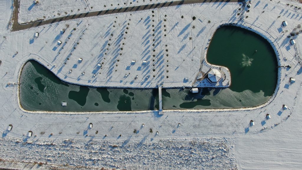 Sivas’ta Sibirya Soğukları Hayatı Dondurdu: Yapay Gölet Buz Tuttu, Ördekler Donmayan Kısımda Kaldı Sivas’ta Sibirya Soğukları Hayatı Dondurdu: Yapay Gölet Buz Tuttu, Ördekler Donmayan Kısımda Kaldı