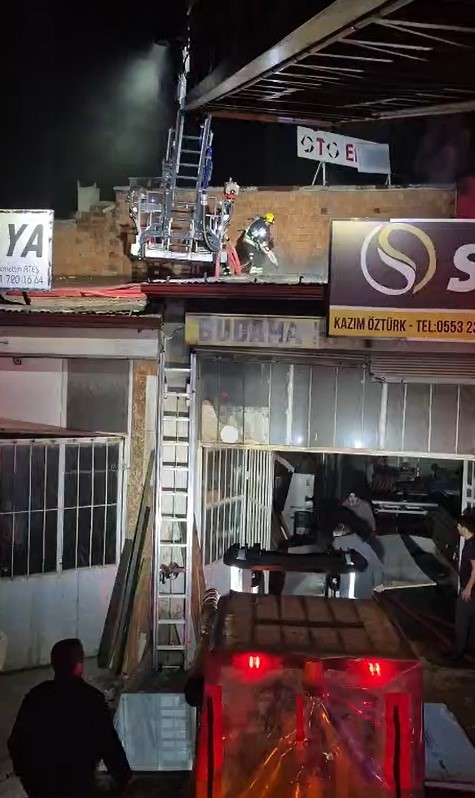 Sivas Ata Sanayi’de Mobilya İmalathanesinde Yangın: Ekiplerin Hızlı Müdahalesi Felaketi Önledi AW610023 02 | Gündem Sivas™ Haber