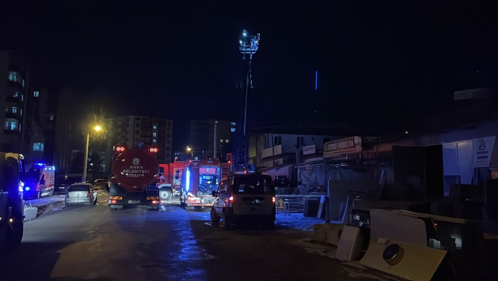Sivas Ata Sanayi’de Mobilya İmalathanesinde Yangın: Ekiplerin Hızlı Müdahalesi Felaketi Önledi AW610023 03 | Gündem Sivas™ Haber
