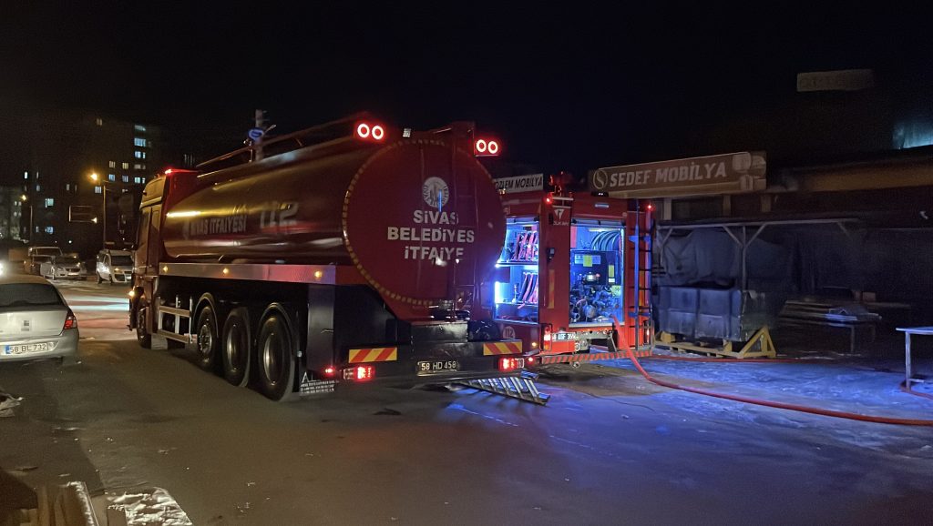 Sivas Ata Sanayi’de Mobilya İmalathanesinde Yangın: Ekiplerin Hızlı Müdahalesi Felaketi Önledi AW610023 04 | Gündem Sivas™ Haber