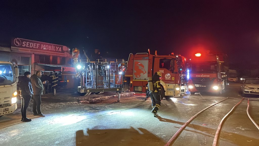 Sivas Ata Sanayi’de Mobilya İmalathanesinde Yangın: Ekiplerin Hızlı Müdahalesi Felaketi Önledi AW610023 05 | Gündem Sivas™ Haber