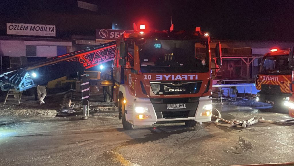 Sivas Ata Sanayi’de Mobilya İmalathanesinde Yangın: Ekiplerin Hızlı Müdahalesi Felaketi Önledi AW610023 06 | Gündem Sivas™ Haber