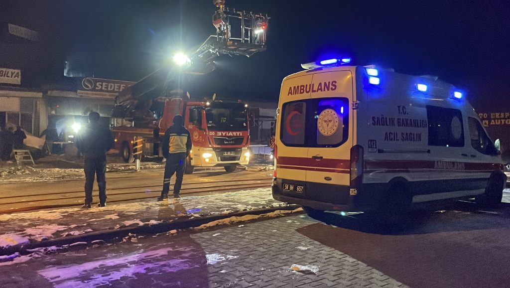 Sivas Ata Sanayi’de Mobilya İmalathanesinde Yangın: Ekiplerin Hızlı Müdahalesi Felaketi Önledi AW610023 07 | Gündem Sivas™ Haber