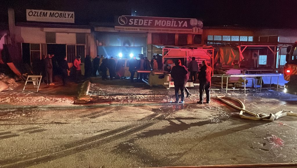 Sivas Ata Sanayi’de Mobilya İmalathanesinde Yangın: Ekiplerin Hızlı Müdahalesi Felaketi Önledi AW610023 09 | Gündem Sivas™ Haber