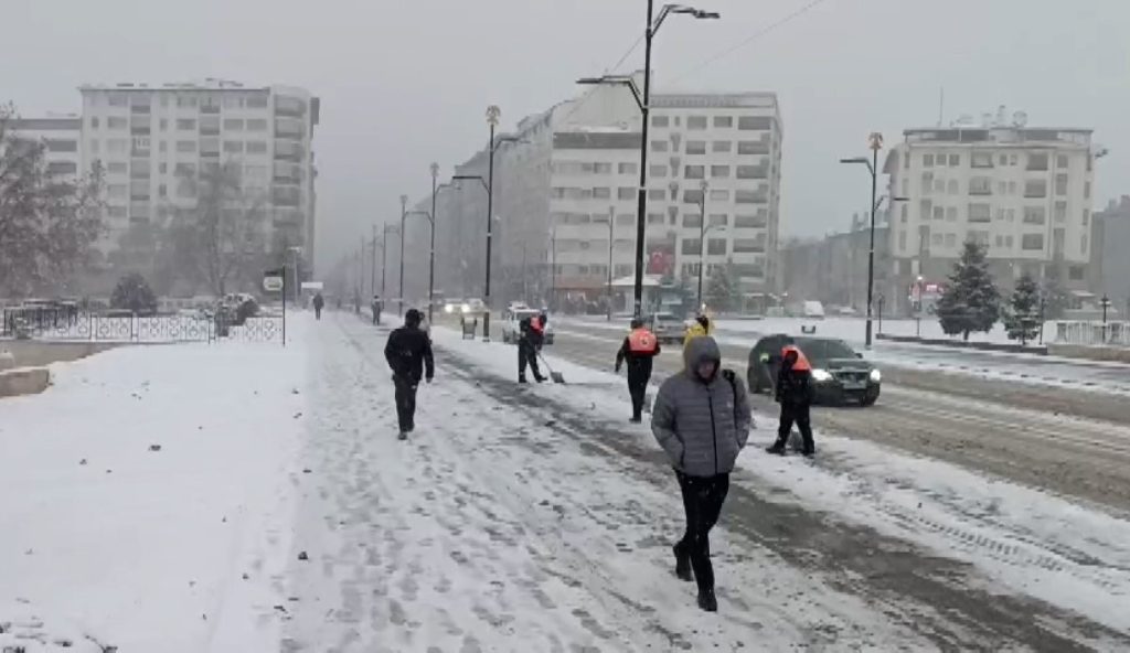 Sivas’ta Kar Alarmı: Sarı Kodla Gelen Yoğun Yağış Şehri Beyaza Bürüdü, Okullara Ara Verildi AW610129 01 | Gündem Sivas™ Haber