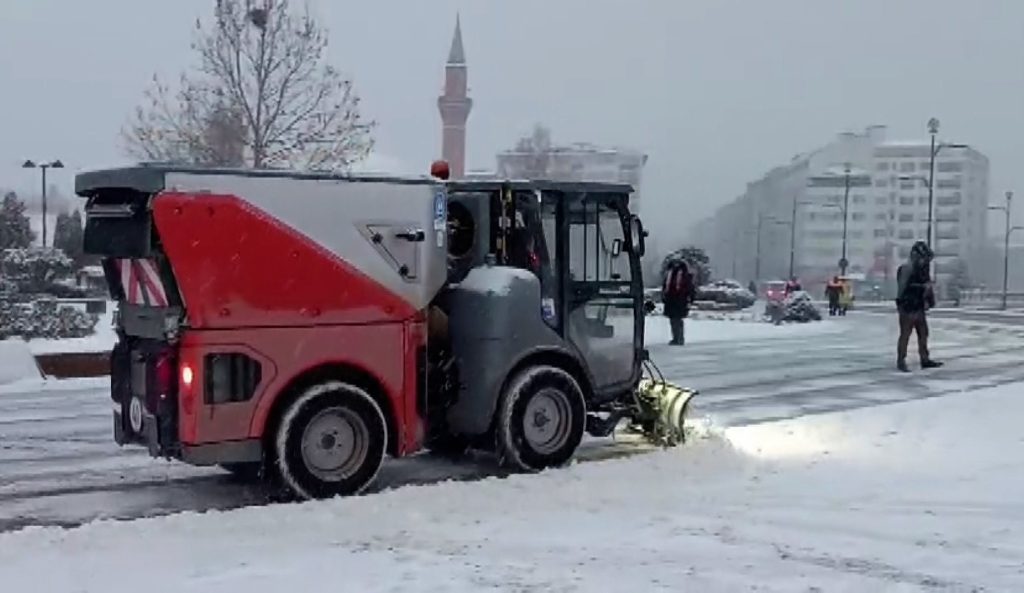 Sivas’ta Kar Alarmı: Sarı Kodla Gelen Yoğun Yağış Şehri Beyaza Bürüdü, Okullara Ara Verildi AW610129 03 | Gündem Sivas™ Haber