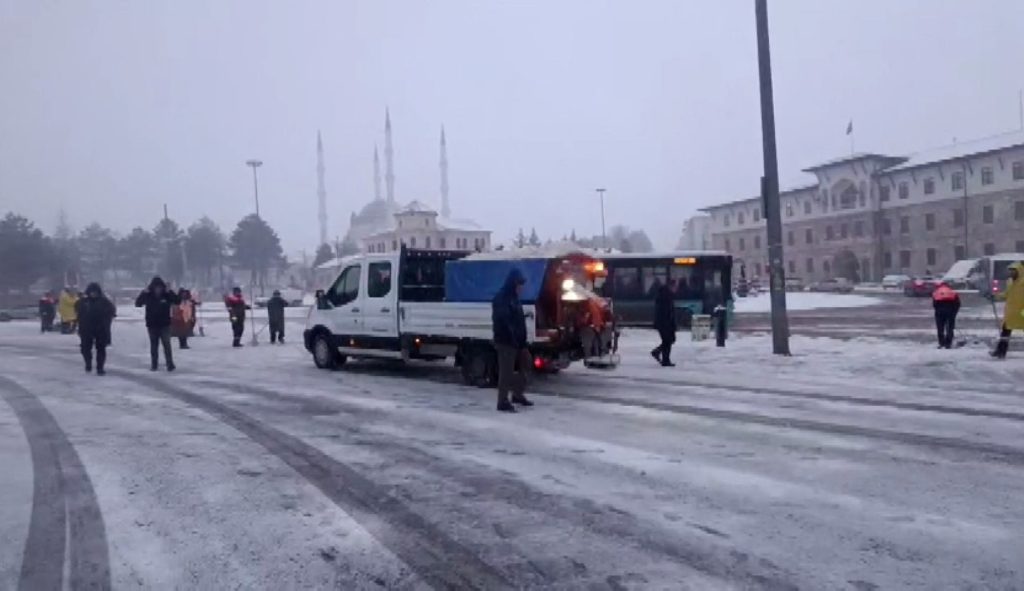 Sivas’ta Kar Alarmı: Sarı Kodla Gelen Yoğun Yağış Şehri Beyaza Bürüdü, Okullara Ara Verildi AW610129 04 | Gündem Sivas™ Haber