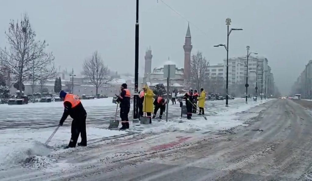 Sivas’ta Kar Alarmı: Sarı Kodla Gelen Yoğun Yağış Şehri Beyaza Bürüdü, Okullara Ara Verildi AW610129 05 | Gündem Sivas™ Haber