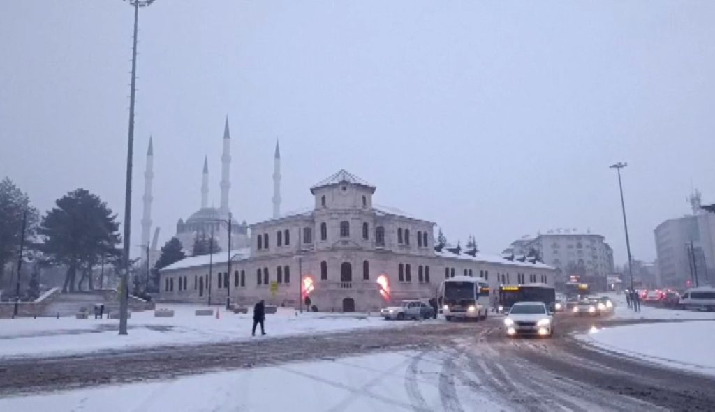Sivas’ta Kar Alarmı: Sarı Kodla Gelen Yoğun Yağış Şehri Beyaza Bürüdü, Okullara Ara Verildi Sivas’ta Kar Alarmı: Sarı Kodla Gelen Yoğun Yağış Şehri Beyaza Bürüdü, Okullara Ara Verildi