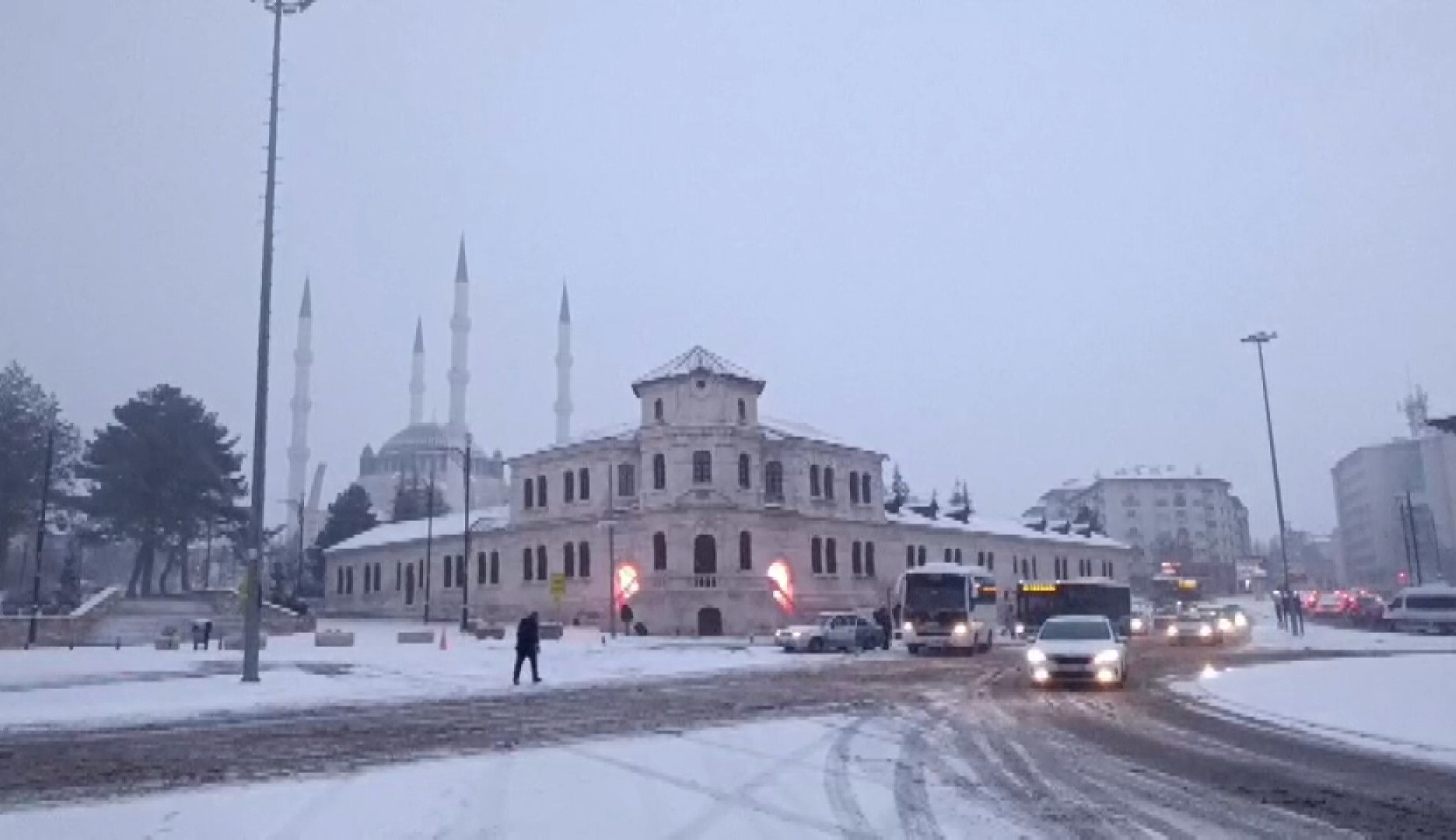 Sivas’ta Kar Alarmı: Sarı Kodla Gelen Yoğun Yağış Şehri Beyaza Bürüdü, Okullara Ara Verildi