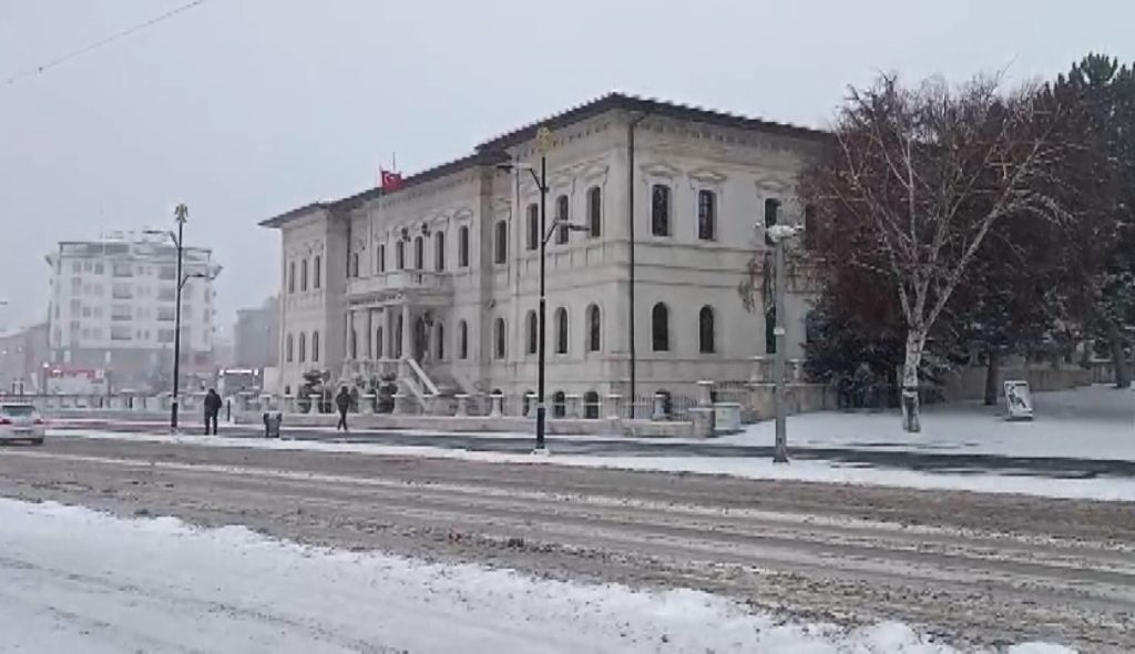 Sivas’ta Kar Alarmı: Sarı Kodla Gelen Yoğun Yağış Şehri Beyaza Bürüdü, Okullara Ara Verildi AW610129 07 | Gündem Sivas™ Haber