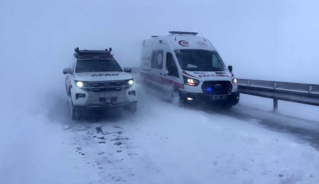 Sivas-Şarkışla Yolunda Kar Alarmı: 5 Araç Zincirleme Kazaya Karıştı, Yol Ulaşıma Kapandı AW610338 01 | Gündem Sivas™ Haber