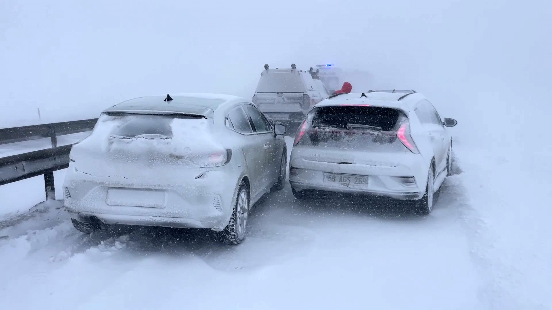 Sivas-Şarkışla Yolunda Kar Alarmı: 5 Araç Zincirleme Kazaya Karıştı, Yol Ulaşıma Kapandı
