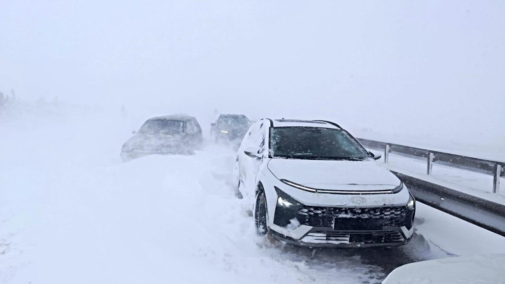 Sivas-Şarkışla Yolunda Kar Alarmı: 5 Araç Zincirleme Kazaya Karıştı, Yol Ulaşıma Kapandı AW610338 03 | Gündem Sivas™ Haber