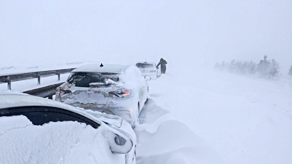 Sivas-Şarkışla Yolunda Kar Alarmı: 5 Araç Zincirleme Kazaya Karıştı, Yol Ulaşıma Kapandı AW610338 04 | Gündem Sivas™ Haber