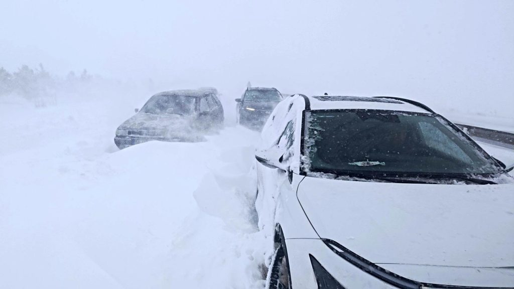 Sivas-Şarkışla Yolunda Kar Alarmı: 5 Araç Zincirleme Kazaya Karıştı, Yol Ulaşıma Kapandı AW610338 06 | Gündem Sivas™ Haber