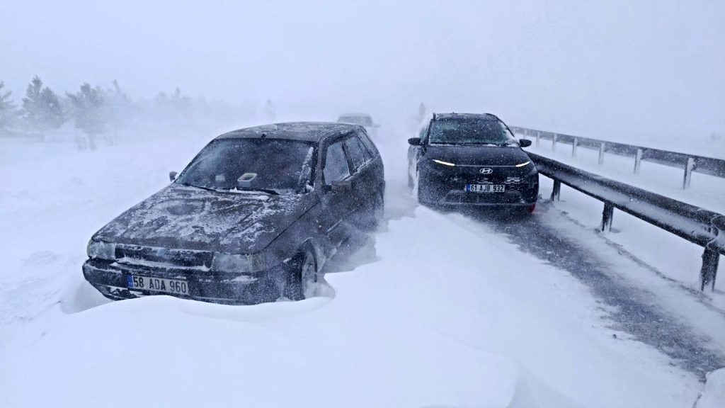 Sivas-Şarkışla Yolunda Kar Alarmı: 5 Araç Zincirleme Kazaya Karıştı, Yol Ulaşıma Kapandı AW610338 07 | Gündem Sivas™ Haber