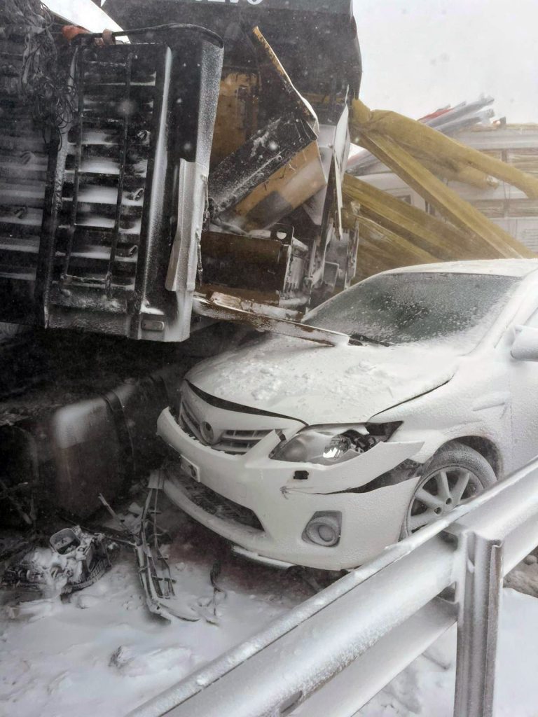 Sivas-Şarkışla Yolunda Kar Alarmı: 5 Araç Zincirleme Kazaya Karıştı, Yol Ulaşıma Kapandı AW610338 09 | Gündem Sivas™ Haber