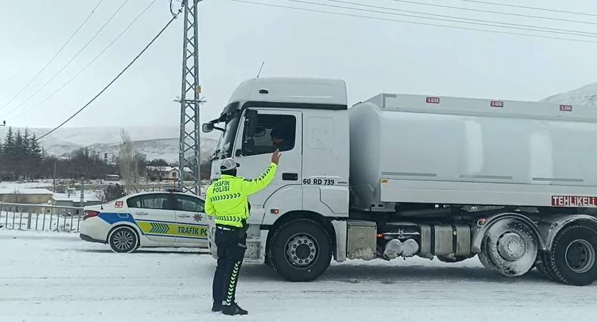 Sivas’ta Yoğun Kar Ulaşımı Vurdu: Kayseri-Malatya Yolu Gürün’de Büyük Araçlara Kapatıldı Sivas’ta Yoğun Kar Ulaşımı Vurdu: Kayseri-Malatya Yolu Gürün’de Büyük Araçlara Kapatıldı