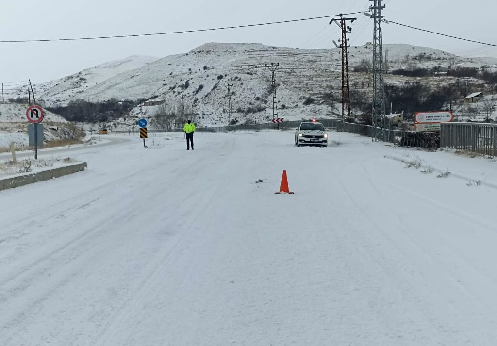 Sivas’ta Yoğun Kar Ulaşımı Vurdu: Kayseri-Malatya Yolu Gürün’de Büyük Araçlara Kapatıldı AW610493 02 1 | Gündem Sivas™ Haber