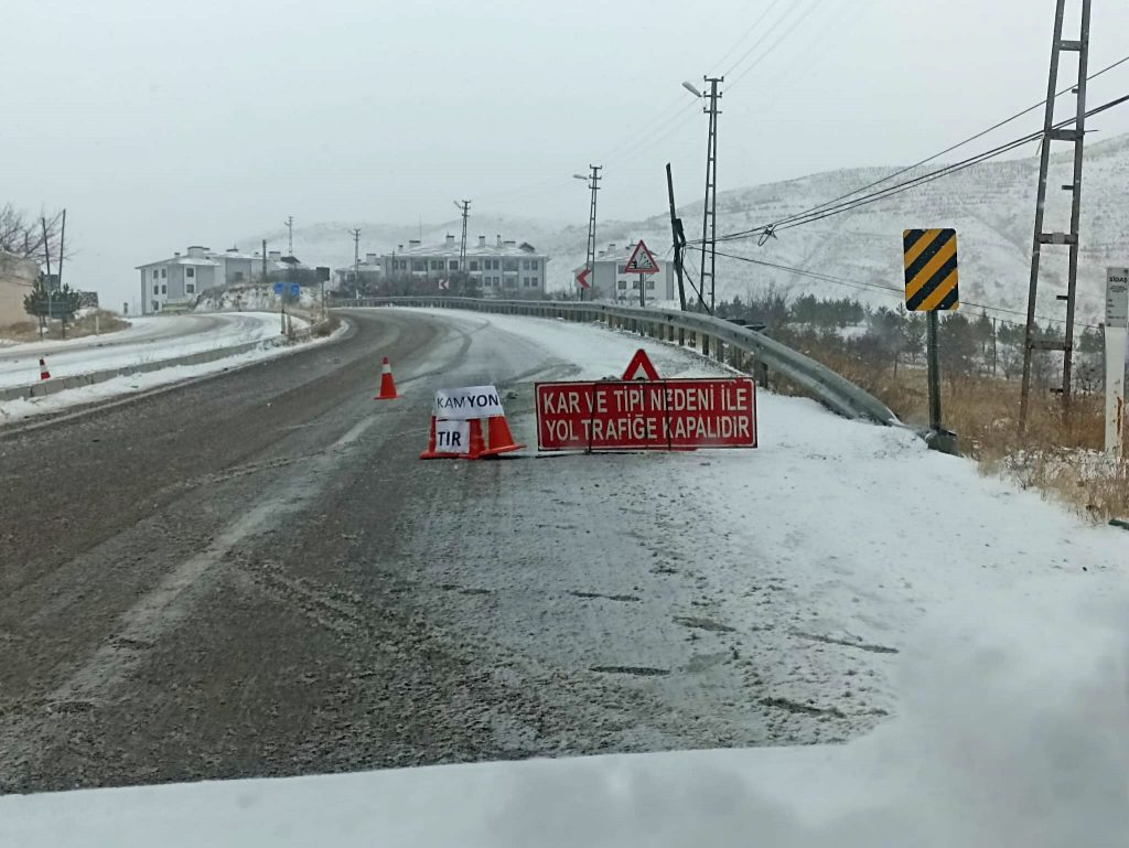 Sivas’ta Yoğun Kar Ulaşımı Vurdu: Kayseri-Malatya Yolu Gürün’de Büyük Araçlara Kapatıldı AW610493 03 | Gündem Sivas™ Haber