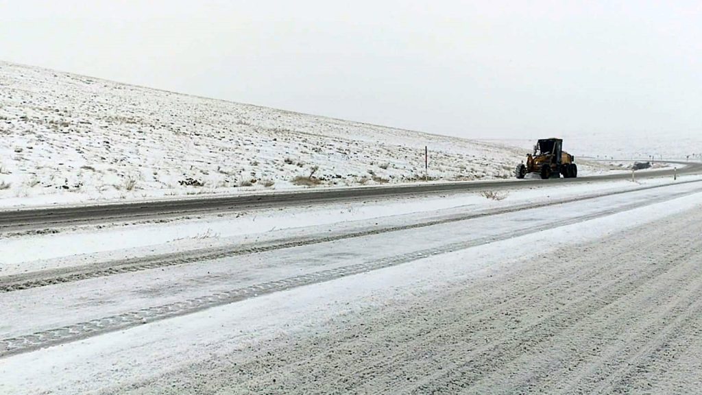 Sivas’ta Yoğun Kar Ulaşımı Vurdu: Kayseri-Malatya Yolu Gürün’de Büyük Araçlara Kapatıldı AW610493 04 | Gündem Sivas™ Haber