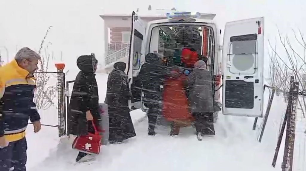 Sivas’ta Karla Mücadele Seferberliği: Hamile Kadın İçin Zamanla Yarışıldı AW610557 02 | Gündem Sivas™ Haber