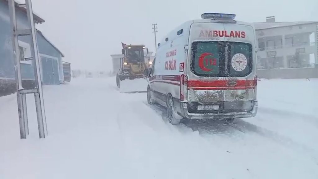 Sivas’ta Karla Mücadele Seferberliği: Hamile Kadın İçin Zamanla Yarışıldı AW610557 03 | Gündem Sivas™ Haber