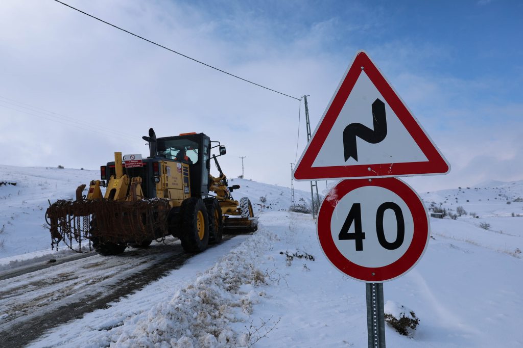 Sivas’ta Kar Alarmı: Kemoterapi Hastası İçin Seferberlik, Köy Yolu Saatler İçinde Açıldı AW610626 01 | Gündem Sivas™ Haber
