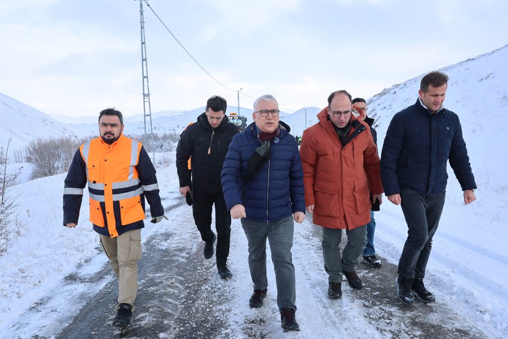 Sivas’ta Kar Alarmı: Kemoterapi Hastası İçin Seferberlik, Köy Yolu Saatler İçinde Açıldı AW610626 02 | Gündem Sivas™ Haber