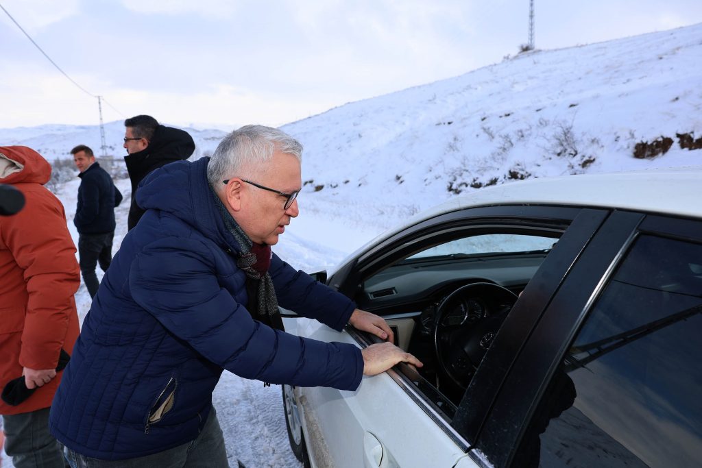 Sivas’ta Kar Alarmı: Kemoterapi Hastası İçin Seferberlik, Köy Yolu Saatler İçinde Açıldı AW610626 04 | Gündem Sivas™ Haber