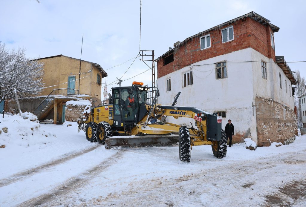 Sivas’ta Kar Alarmı: Kemoterapi Hastası İçin Seferberlik, Köy Yolu Saatler İçinde Açıldı AW610626 05 | Gündem Sivas™ Haber