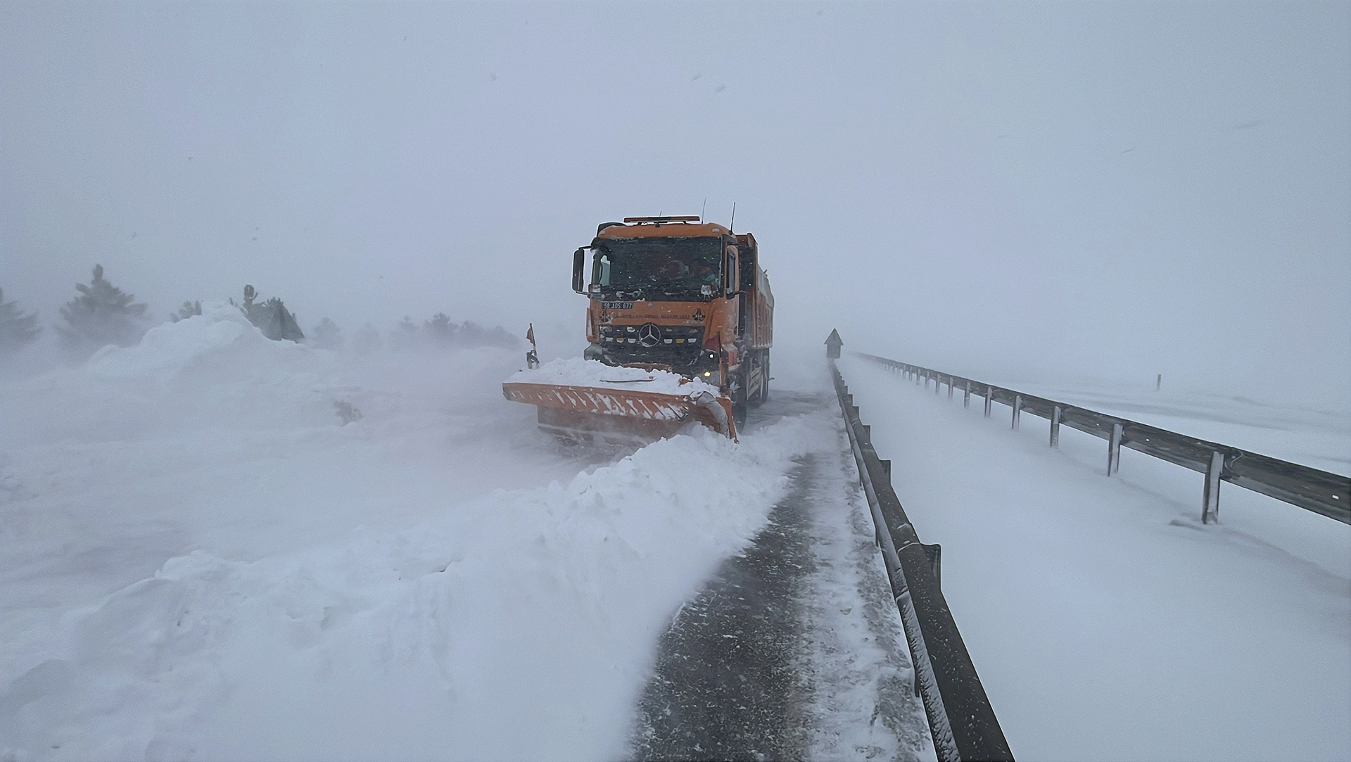 Sivas’ta Tipi ve Yoğun Kar Hayatı Durdurdu: Karayolları Kapandı